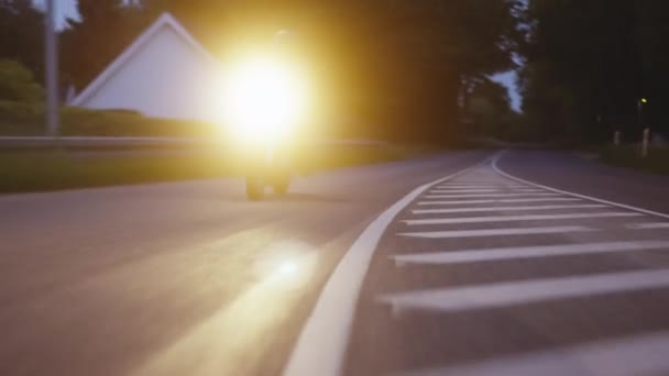 Moto avec phares rayonnant sous le ciel du crépuscule, prise de vue complète — Video