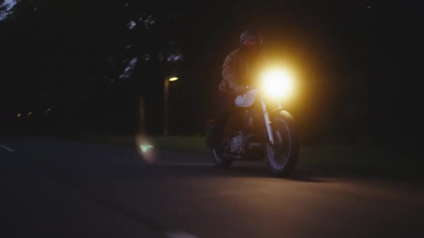 Motocicleta que monta en un camino oscuro, tiro de seguimiento ancho — Vídeos de Stock