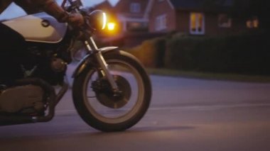 Mahallenin Ortasında Gece Gökyüzünün Bakışıyla Motorsiklet