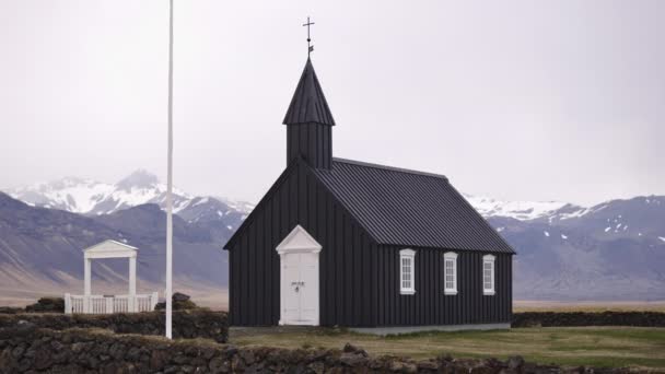 Magnificent Budir Black Church With Mountains With Snow on Its Peak — ストック動画