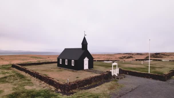 Budir Black Church Surrounded by Sea Waters and Mountain Ranges — Stockvideo