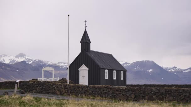 Budir Black Church ved bjerget spænder under klar himmel – Stock-video