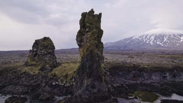 Structuri de piatră de ape de mare, câmp deschis vast cu o privire la intervalele montane — Videoclip de stoc