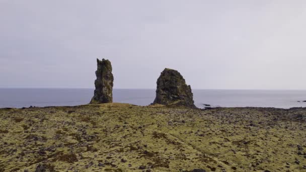 Drone de tirar o fôlego Tiro de estruturas de pedra por águas do mar — Vídeo de Stock