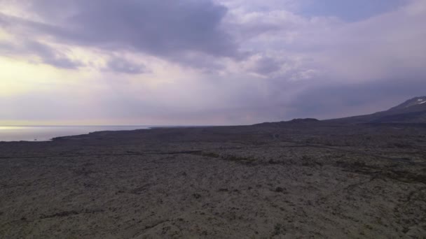 Rocky Vast Lands, Narrow Road e uno scorcio dell'orizzonte del mare tranquillo — Video Stock