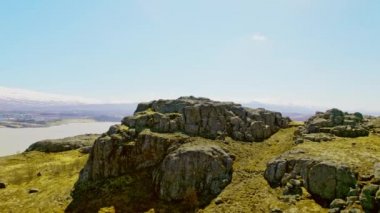 Solgun Mavi Gökyüzünün Altında Açık Alanlar Taştan Yapı