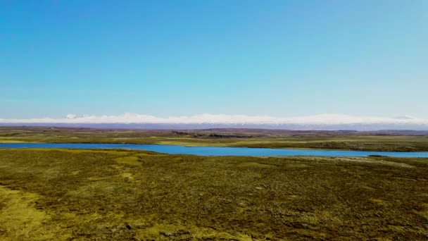 Prachtig landschap luchtfoto van bergen met sneeuw op zijn hoogtepunt — Stockvideo