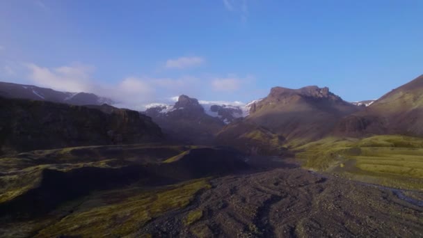 Vista aerea Montagna con macchie di neve e nuvole bianche contro il cielo — Video Stock