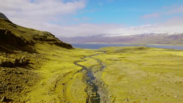 Topo das montanhas cheias de campos abertos exuberantes rochosos e céu azul — Vídeo de Stock