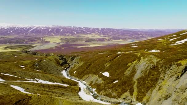 Ośnieżony górski krajobraz z błyskiem błękitnego nieba — Wideo stockowe