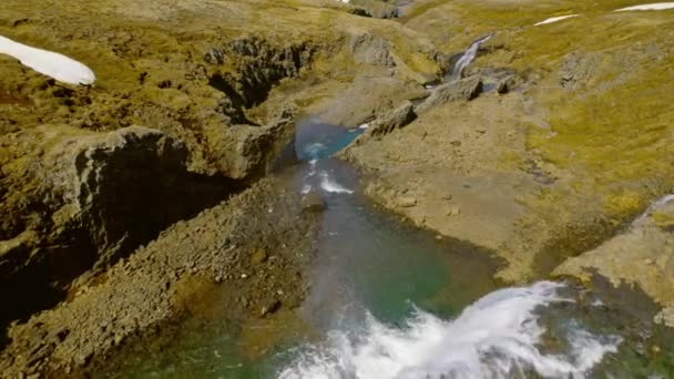 Водопады с чистой водой, протекающей через ступни горы — стоковое видео