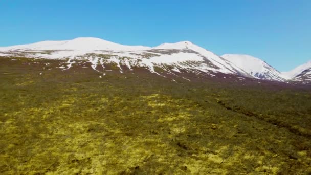 Vista aerea Montagna vetta con macchie di neve e maestoso cielo blu chiaro — Video Stock