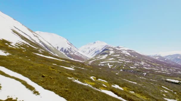 Bergtop met sneeuw op piek onder de helderblauwe hemel — Stockvideo