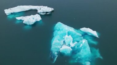 Buz dağının Mavi Suda Eriyen ve Yüzen İHA Çekimi