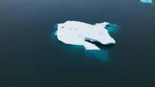 Wspaniały strzał z powietrza góry lodowej unoszącej się w Blue Ocean Water, Islandia — Wideo stockowe