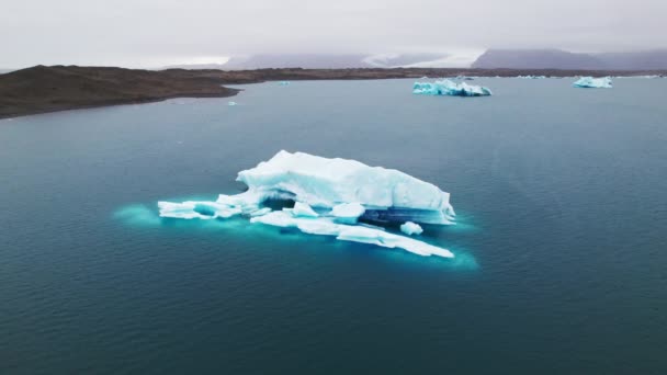 Εκπληκτικό Drone Shot of an Immense Iceberg Περιτριγυρισμένο από θαλασσινό νερό — Αρχείο Βίντεο