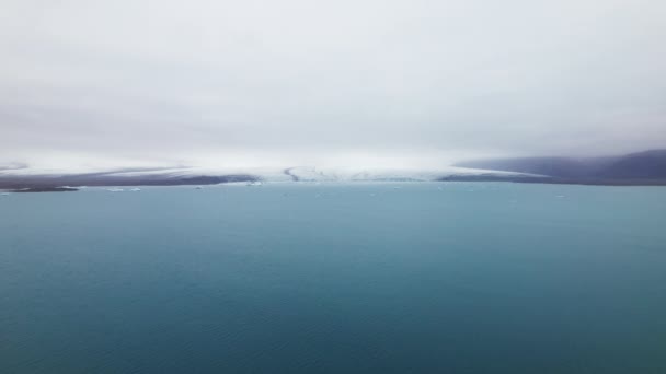 Vista aérea de Icebergs espalhados no vasto oceano azul e céu limpo — Vídeo de Stock