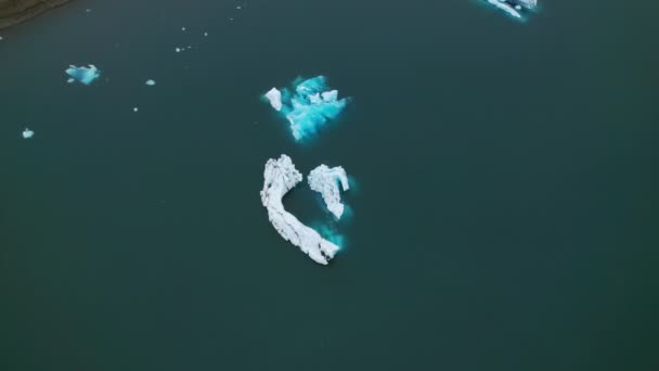 Воздушный беспилотник "Тающий Айсберг", окруженный Голубыми морскими водами — стоковое видео