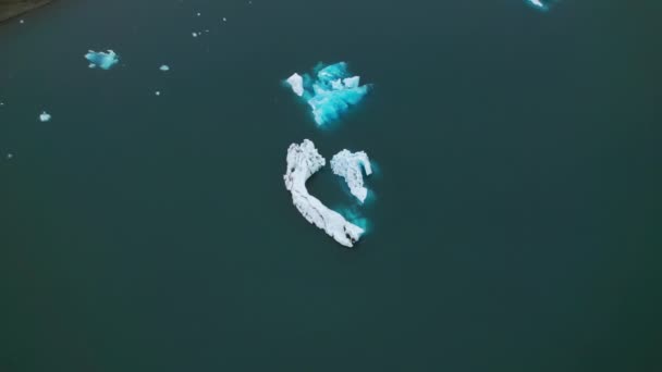 Drone Shot of Iceberg powoli topnieje na szczycie na niekończącym się horyzoncie wód oceanicznych — Wideo stockowe