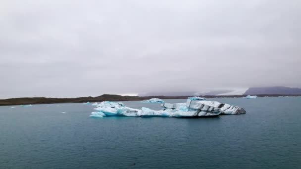 Breathtaking Panoramic Aerial View of Scattered Iceberg and Gray Skies — Vídeo de stock