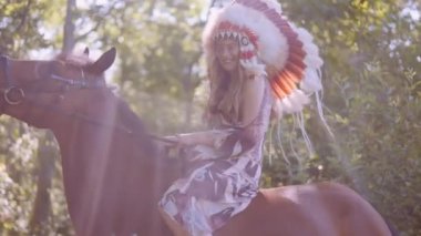 Güneş Işığı Ormanında At Üstünde Genç Bir Kadın