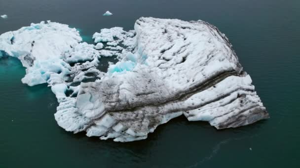 Top Down Aerial Shot of the Beautiful Ocean Scenery With Iceberg Scattered — ストック動画