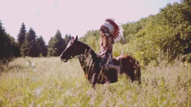 Cavalo equitação menina no nativo americano cobertura para a cabeça — Vídeo de Stock