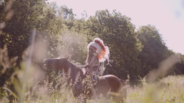 Girl In Native American Headdress On Horseback In Meadow — Stock Video