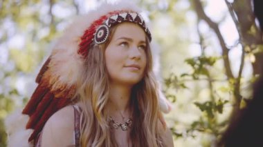 Ormanda Etrafa Bakınan Amerikan Yerlisi Kadın