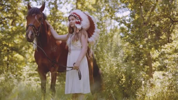 Woman In Headdress With Horse In Forest — Stockvideo