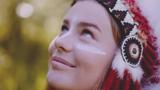 Woman In Headdress Smiling And Looking Up — Stockvideo