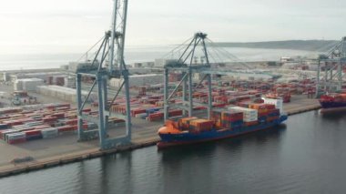 Parlak Gökyüzü ve Sakin Deniz Ufkusu 'nun Arkaplanındaki Konteyner Tersanesi