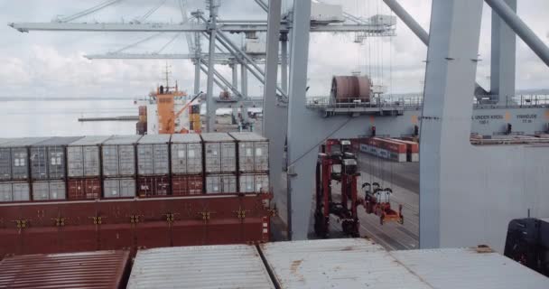 Porto container e gru a torre contro il cielo limpido e le nuvole soffici — Video Stock