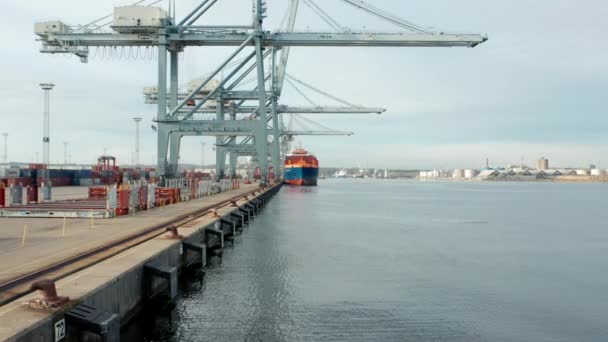 Containerschip aangemeerd bij Container Shipyard op Calm Waters of Sea and Skies — Stockvideo