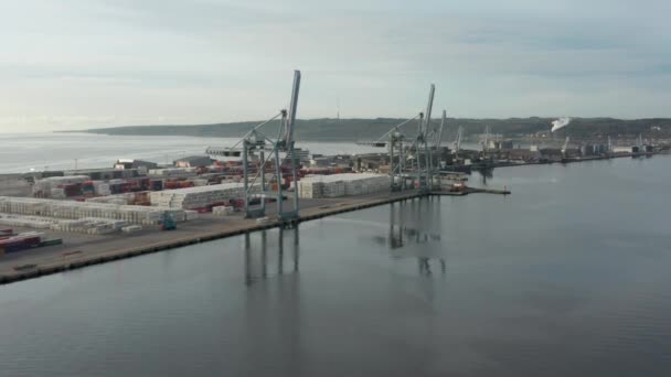 蓝天和无尽海洋地平线上的集装箱造船厂 — 图库视频影像