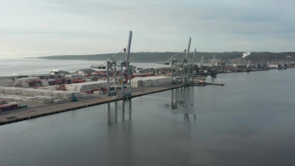 Container Shipyard on the Horizon of the Blue Skies and the Endless Ocean — Vídeos de Stock