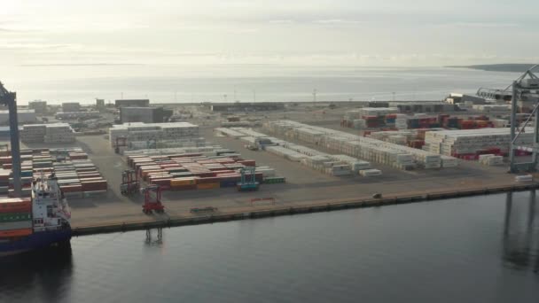 在明亮的天空和无尽的海水地平线上的集装箱造船厂 — 图库视频影像