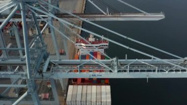 Sakin Denizler Manzaralı İHA Uçuşu Kenetlenme Konteynırı Limanı Çekimi