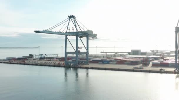 蓝天和无尽海洋地平线上的集装箱造船厂 — 图库视频影像