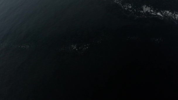 Захватывающий дрон выстрел спокойной морской воды и судостроительного порта против солнечного неба — стоковое видео