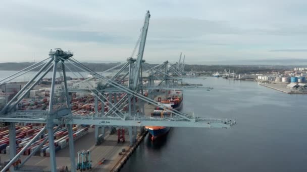 Adembenemende lucht Drone Shot van kalme zee en scheepswerf haven tegen Clear Skie — Stockvideo