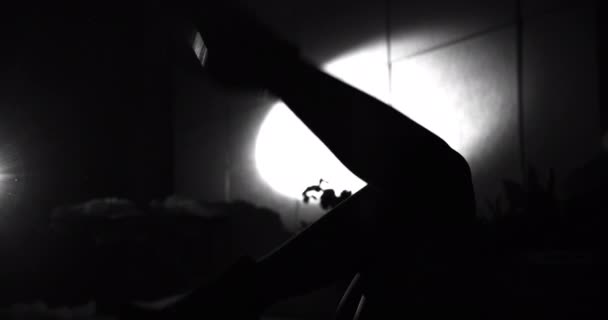 카메라를 든 매력적 인 여자가 어두운 배경에 가만히 앉아 있는 모습 — 비디오