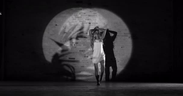 Танцовщица в белом платье в медленном движении на темном заднем плане — стоковое видео