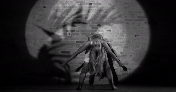 Una bailarina elegante girando y balanceándose en cámara lenta en blanco y negro — Vídeo de stock