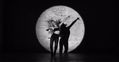 Genç Dansçı Tuğla Duvarda Enerjik Dans Ediyor, Siyah ve Beyaz