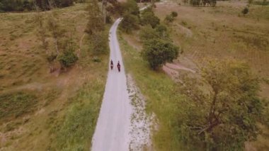 İki Binici Atlı Açık Arazi Güzel Hava Manzarası