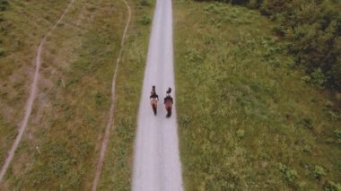 Geniş Arazide İki Gezgin At Sürerken Dar Yol