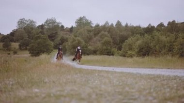 İki Binici Dar Yol 'da Atlara Bağlandı Gökyüzü Görüş Alanı Arasında