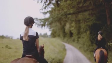 İki Binicinin Atlara Atlı Yavaş Hareketi