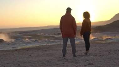 İzlanda 'da Rocky Jeotermal Sahası' nda Yürüyen Çift